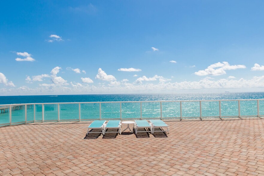 Building Photo - 16485 Collins Ave