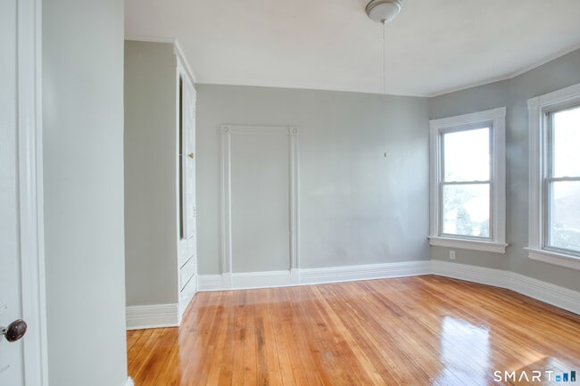 Building Photo - 325 Chestnut St