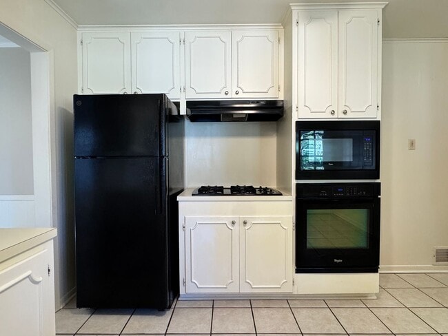 Building Photo - 2810 Roanoke Ln