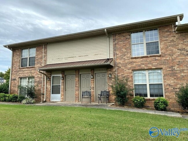 Building Photo - 2014 Hobbs Rd SE