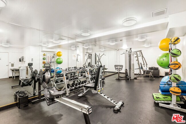 Building Photo - 100 S Doheny Dr