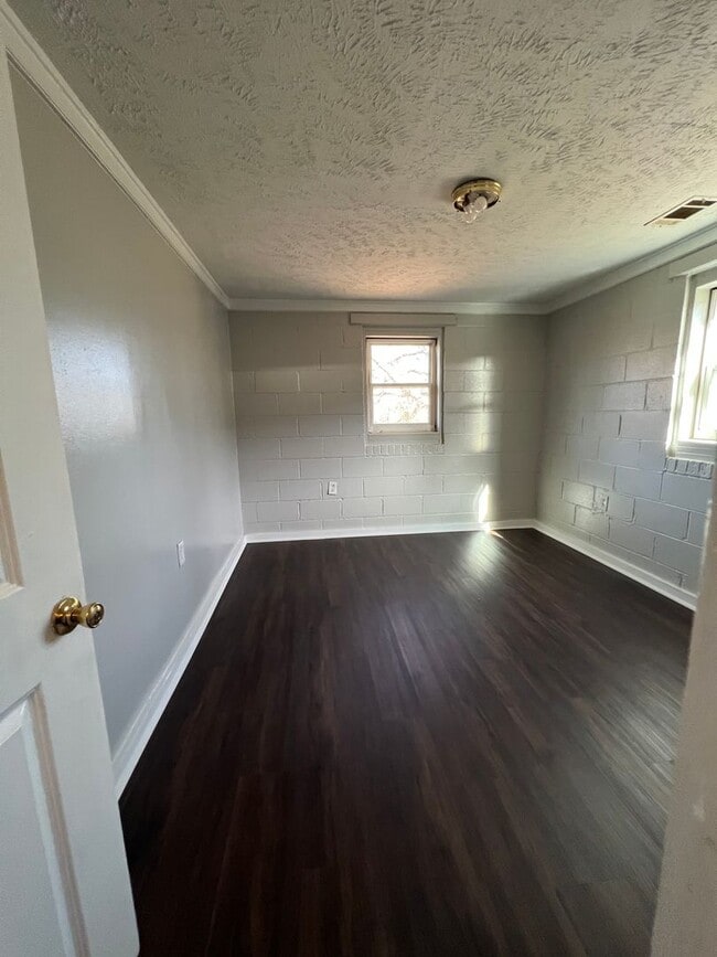 Building Photo - 2 Bedroom Duplex Available Now!