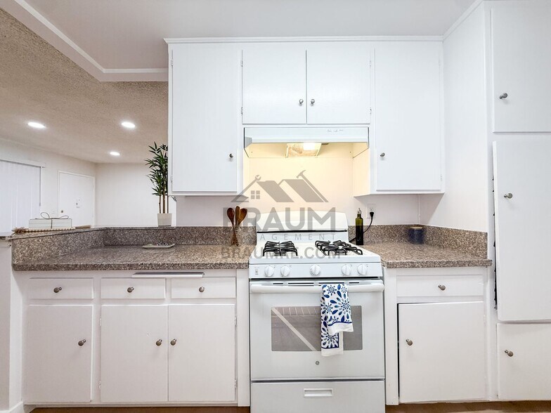 Building Photo - 6041 Whitsett Ave