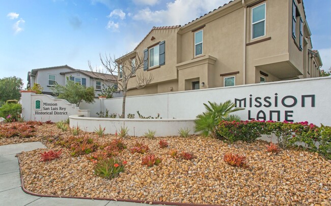 Building Photo - Large Corner-End Townhouse in Oceanside!