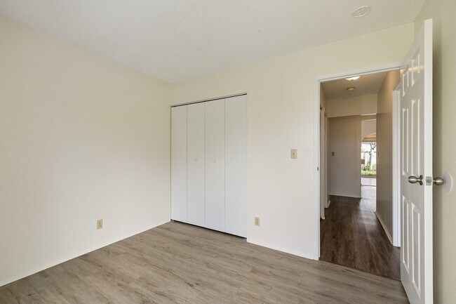 Building Photo - 2-Bedroom / 1-Bath Condo + Loft. 2 Parking Stalls. Water Included.