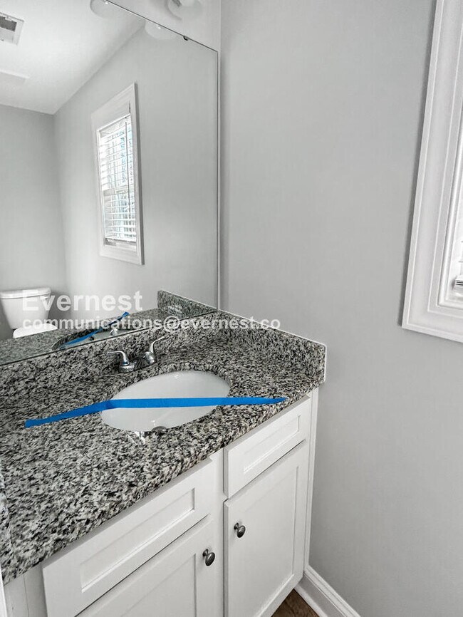 Building Photo - 3 Bed/2.5 Bath Home with Off-Street Parking / Pet-Friendly / Vouchers Accepted