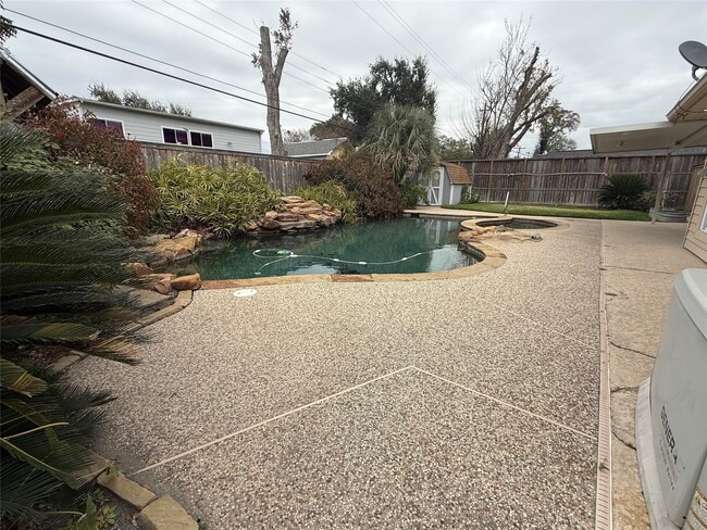 Building Photo - 822 Hidden Valley Dr