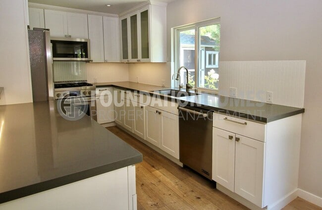 Building Photo - Remodeled 4BD/2BA in Prime Tiburon Locatio...