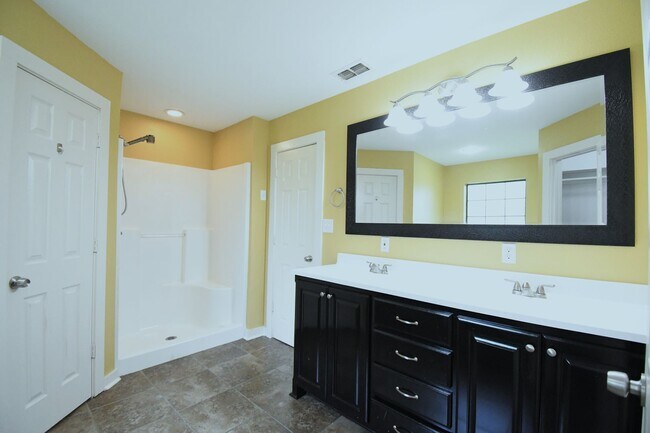 Building Photo - Lovely 4 Bedroom 2 Bath in Flint!
