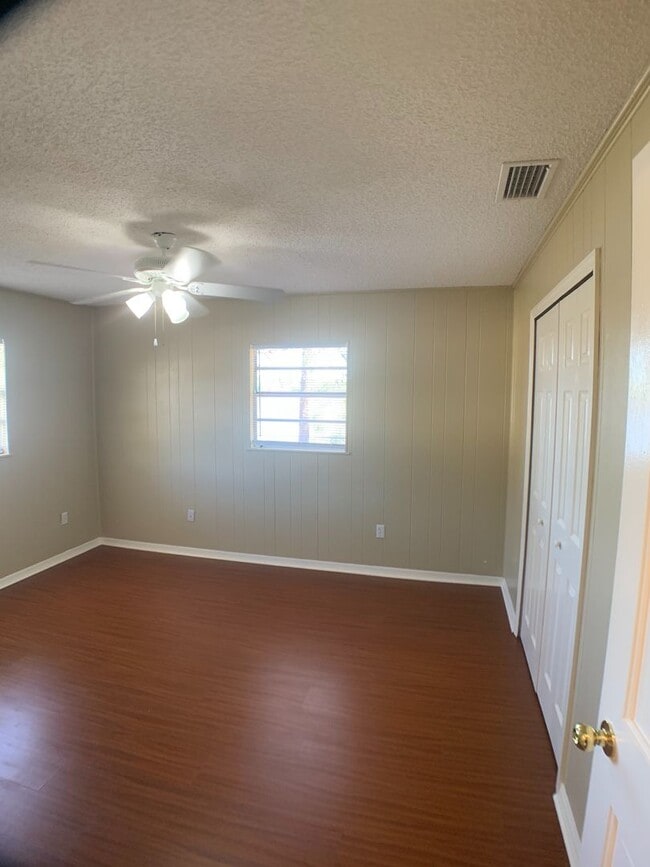 Building Photo - Lake front home with Lots of space