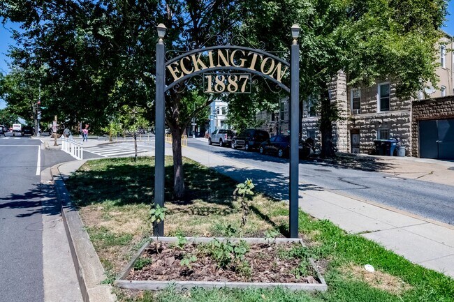 Building Photo - 3 Bed 2.5 Bath - Bloomingdale Condo - 1 Assigned Parking Space