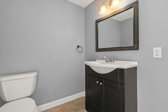 Building Photo - 1104 Pleasant St