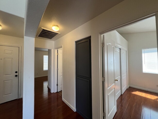 Building Photo - MOVE IN READY!!
