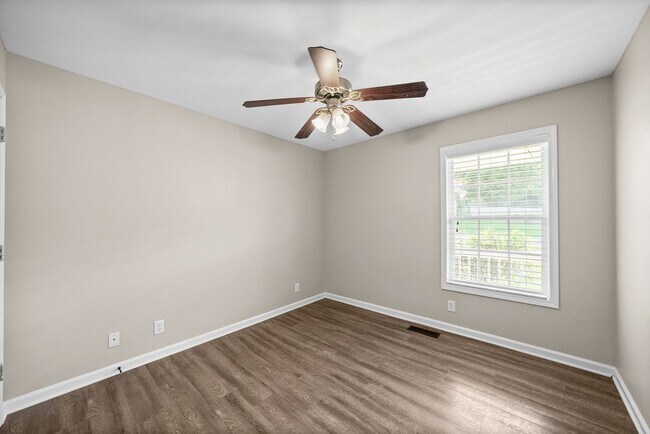 Building Photo - Pet Friendly Three Bedroom!