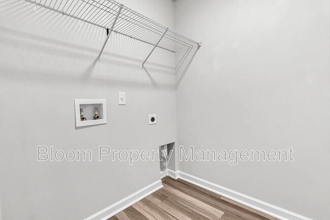 Building Photo - 247 Lucca Dr