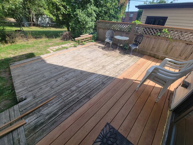 Building Photo - AVAILABLE October 1st! - 3 BED 1 BATH Home!