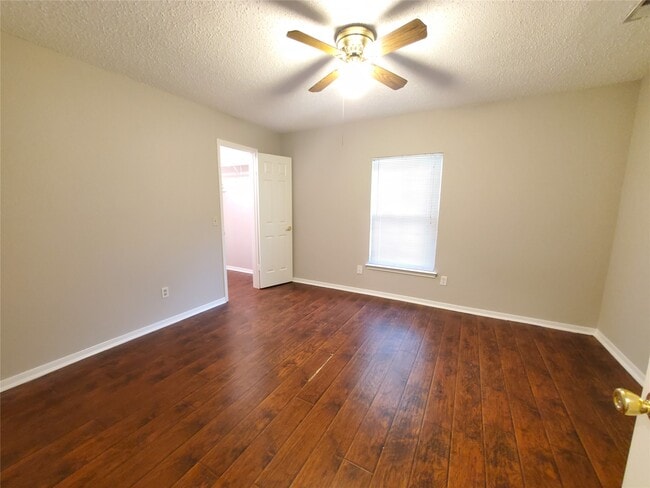 Building Photo - 3323 Green Fields Dr