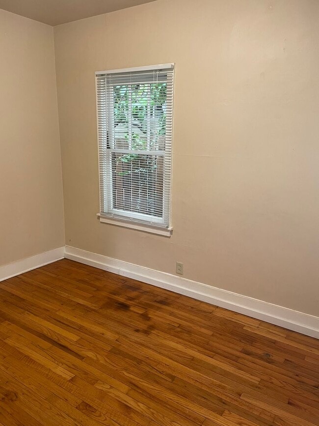 Building Photo - CHARMING 2 BED 1.5 BATH HOME IN DOWNTOWN AREA