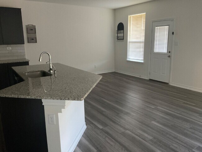 Building Photo - New beautiful 3/2.5 home with Office