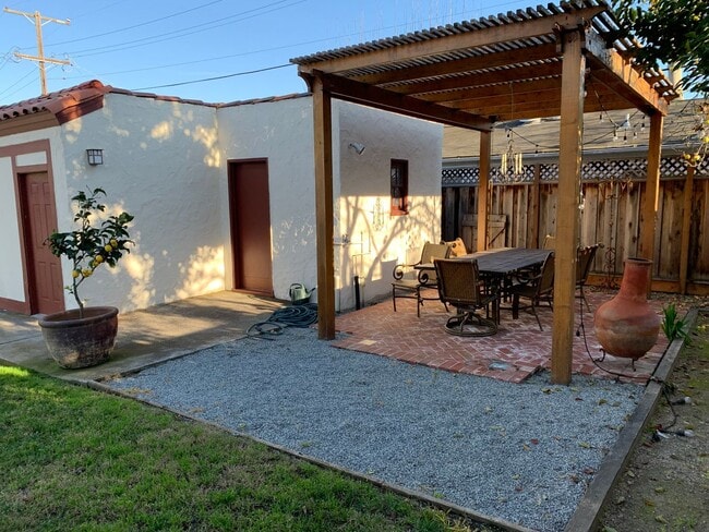 Building Photo - 3 Bedroom, hardwood floors, garage, A/C, Solar