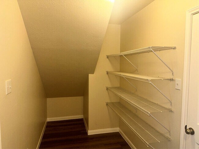 Building Photo - 6526 Dogwood Park Ln