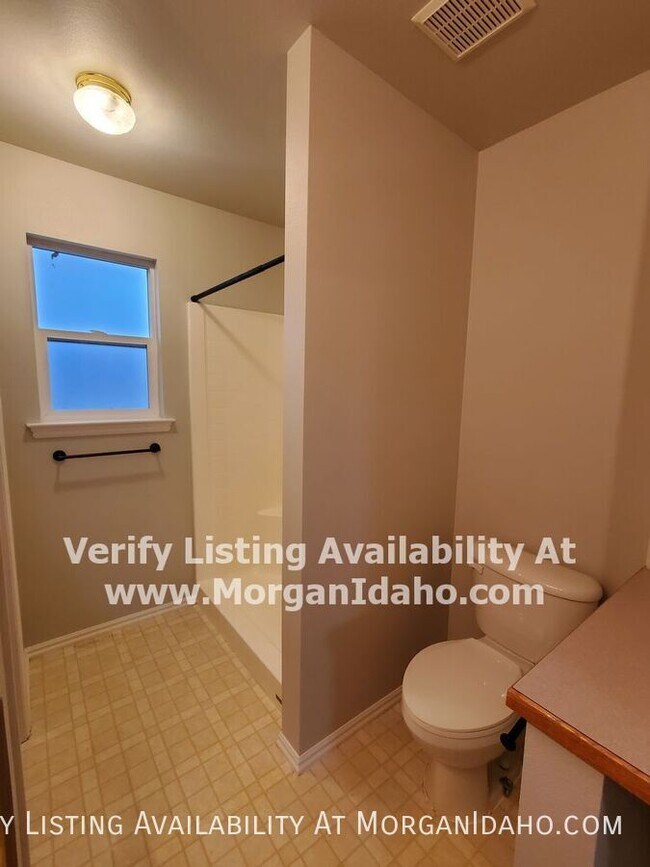 Building Photo - 521 S Valley Dr