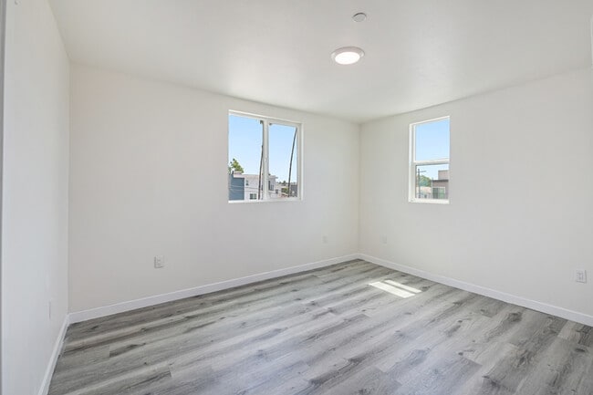 Building Photo - 1237 N Kenmore Ave