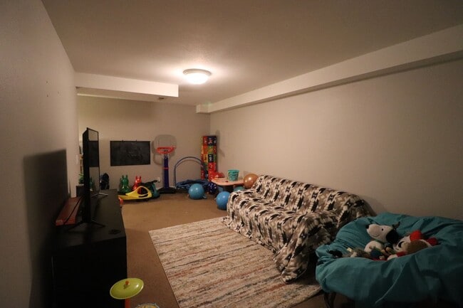 Building Photo - Spacious Town House for Rent