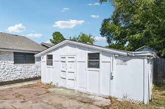 Building Photo - Charming 3-Bedroom Home with Spacious Yard in Prime Tulsa Location
