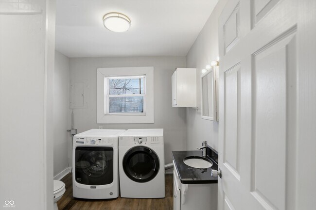 Building Photo - 512 N Beville Ave