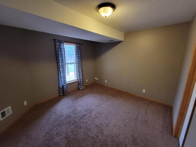 Building Photo - 2208 Thistle Cir