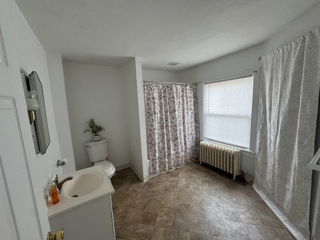 Building Photo - 106 E Pine St