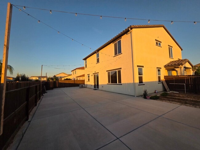 Building Photo - 705 Skansen St