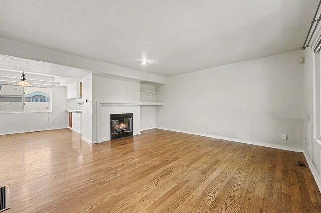 Building Photo - Beautiful 2BR Townhome in Gated Community with 2-Car Garage