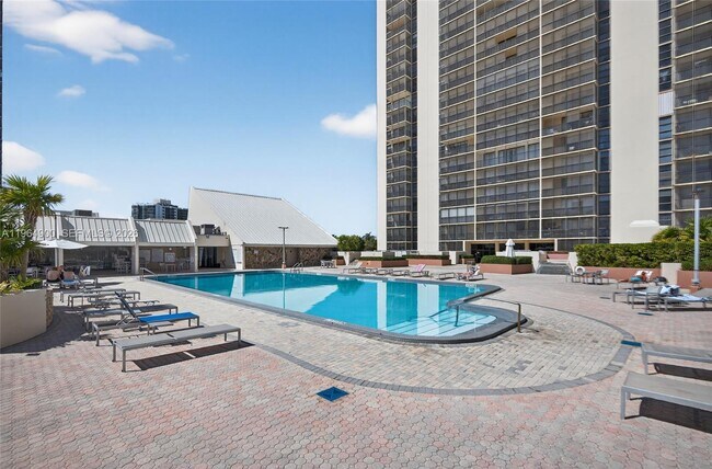 Building Photo - 20379 W Country Club Dr