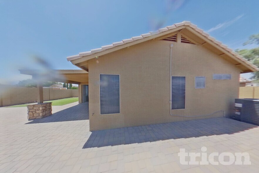 Building Photo - 9002 W Palm Ln