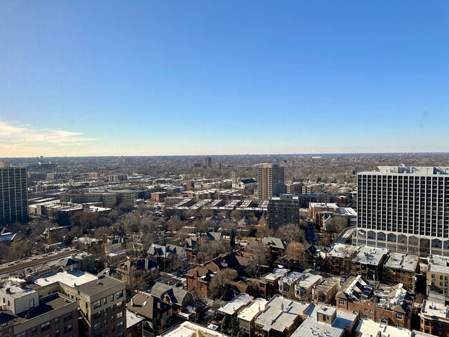 Building Photo - 4343 N Clarendon Ave