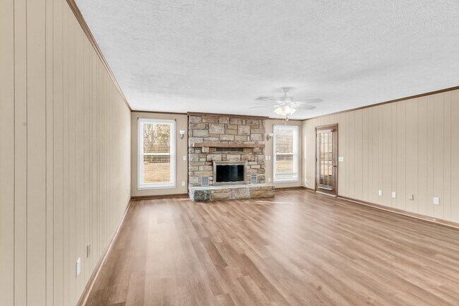 Building Photo - 341 Hickory Dr