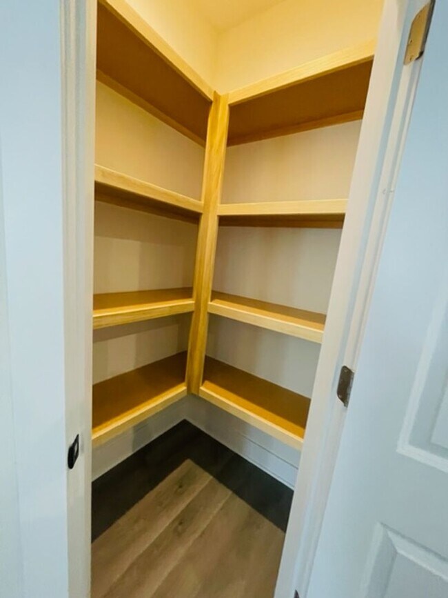 Building Photo - 1638/40 Hickory Creek