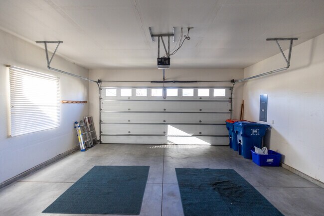 Building Photo - 2412 S Marypost Ave