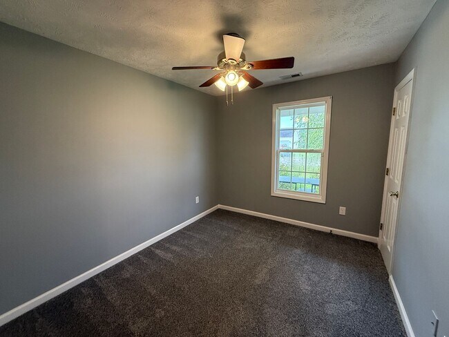 Building Photo - Beautiful 3 Bed Plus Bonus Room Raeford Home