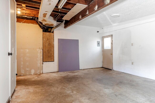 Building Photo - 2577 Gonzaga St