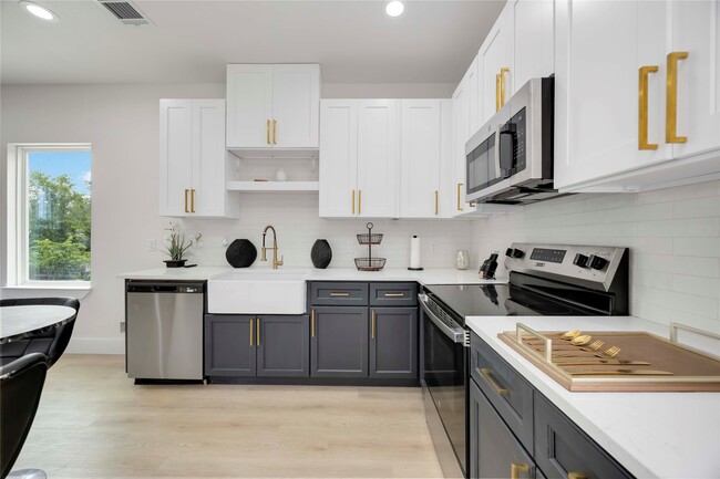 Building Photo - 2112 Des Chaumes St