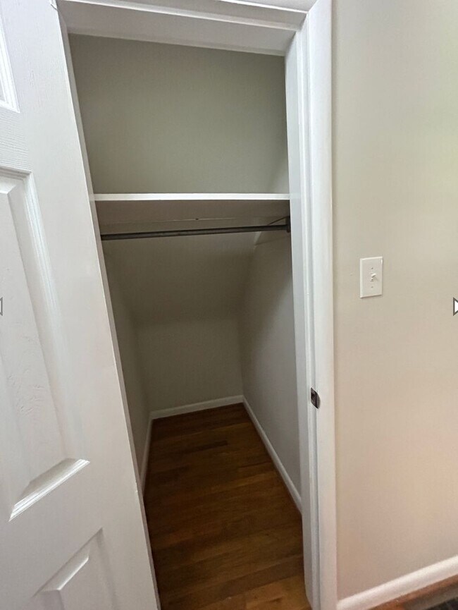 Building Photo - AVAILABLE MID-JUNE!