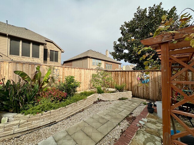 Building Photo - 928 Falcon Dr