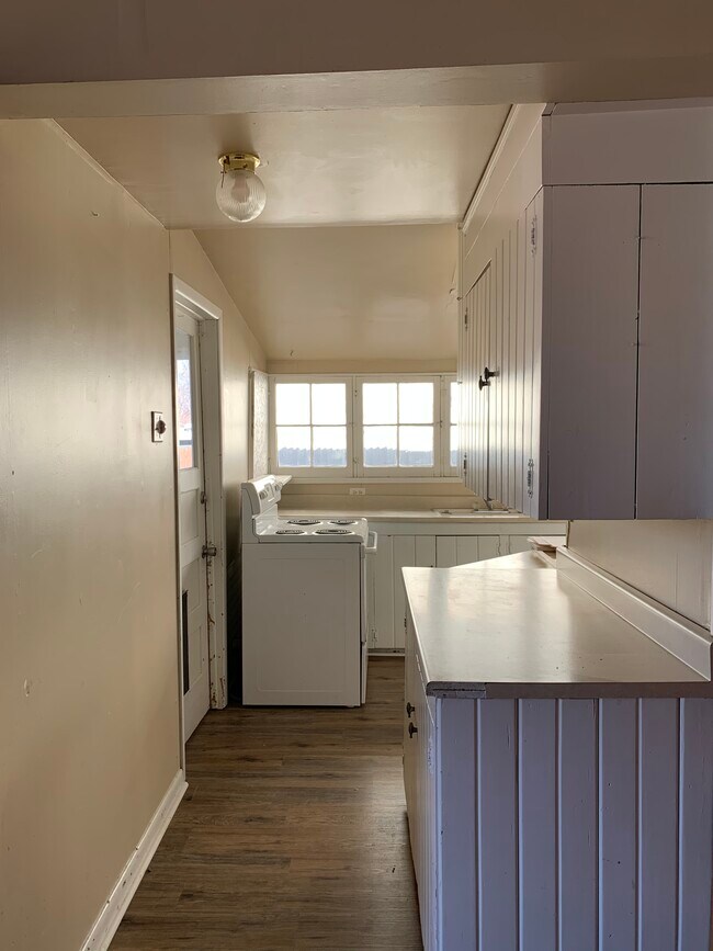 Building Photo - 902 Ouray Ave