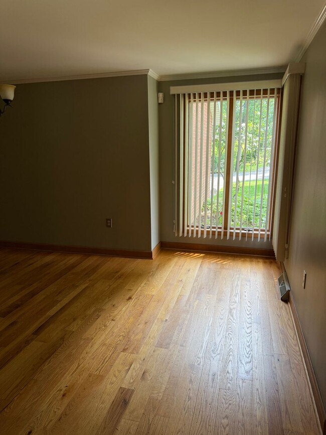 Building Photo - 1531 E Strohm Dr