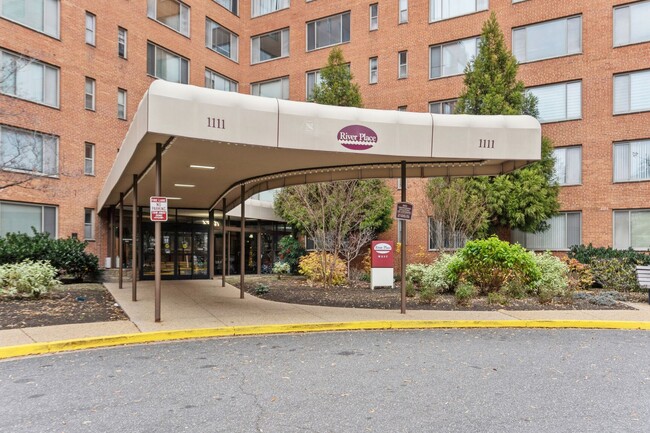 Building Photo - Charming & Bright Studio at River Place West
