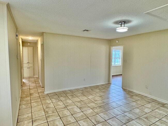 Building Photo - Charming updated 3-bedroom home!