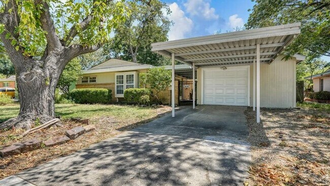 Building Photo - 2442 Oates Dr